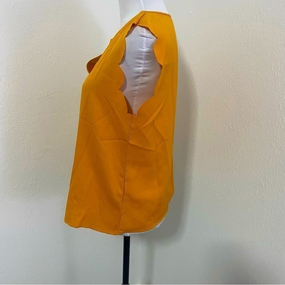 NWOT Women’s Scalloped Edge Neckline & Arms Blouse Sleeveless Med US 6 Mustard - Picture 7 of 10